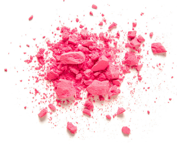 Maquillage rose broyé en gros plan isolé sur blanc
 - Photo, image