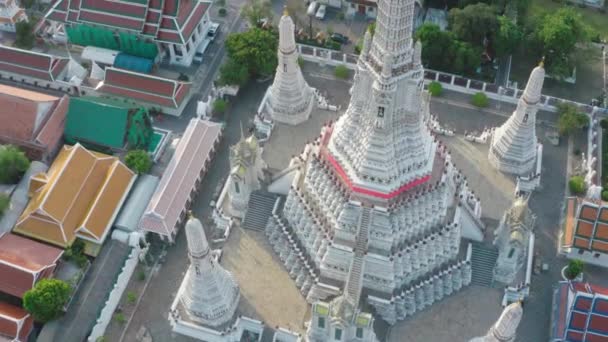 Bangkok Tayland 'daki Wat Arun tapınağının karantina sırasındaki hava görüntüsü. - Video, Çekim