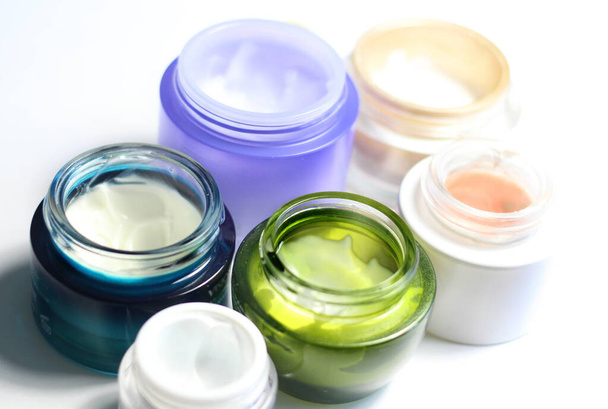 Mistura de natas de cara da bela pele no jarro colorido vívido
 - Foto, Imagem