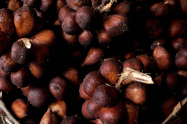 Καρποί του είδους Arecaceae Salacca ή Salak ή Zalacca προς πώληση στο Μπαλί της Ινδονησίας - Φωτογραφία, εικόνα