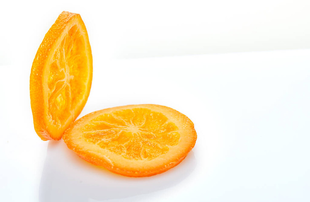 Viipaleet Kuivatut appelsiinit tai mandariinit eristetty valkoisella pohjalla. Kasvissyönti ja terveellinen syöminen
 - Valokuva, kuva
