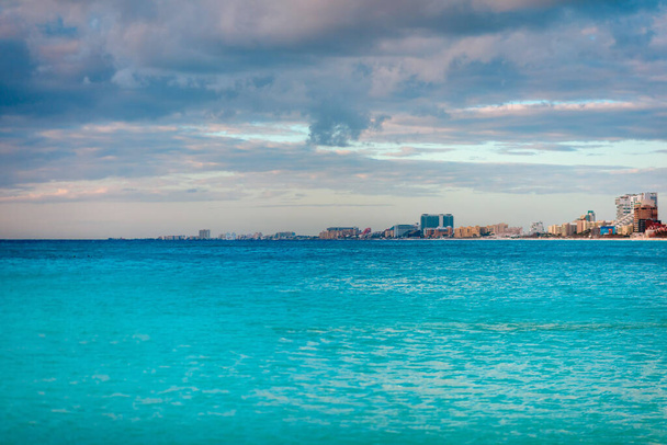 Dawn op de Caribische Zee. Cancun ochtend. Wolken in de lucht. - Foto, afbeelding