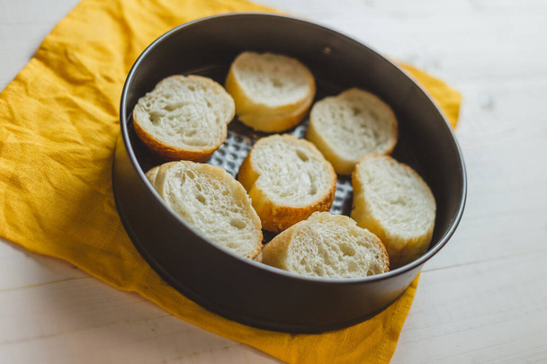 Нарезанный свежий хрустящий багет на доске - Свежий бутерброд с пшеницей
 - Фото, изображение