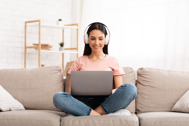 Dívka poslouchá hudbu on-line ve sluchátkách - Fotografie, Obrázek