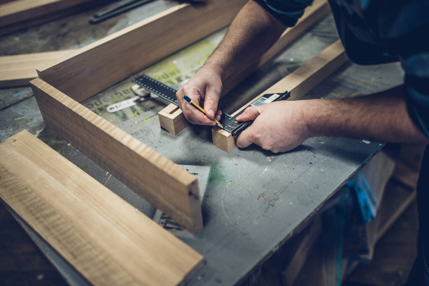 Carpentry workshop - the process of making a wooden table on the workbench - Foto, afbeelding