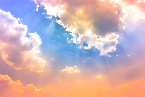 luz del cielo en el cielo de color, naranja rosa y amarillo luz del sol en el cielo azul con nubes suaves
 - Foto, Imagen