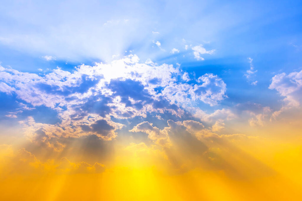 luz solar brilhante no céu azul com luz de feixe de sol laranja
 - Foto, Imagem