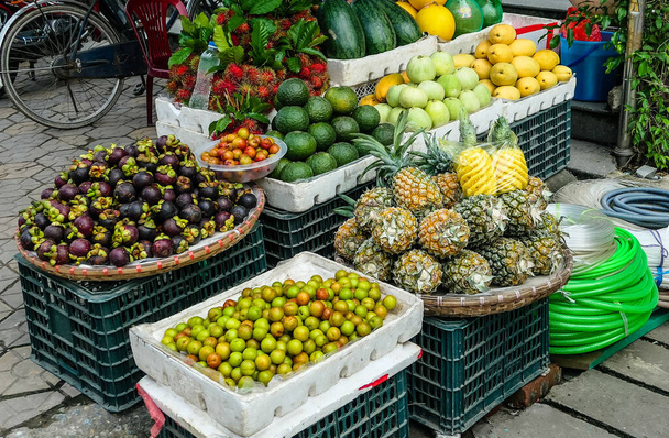 typowe wietnamskie jedzenie i regionalne zdrowe potrawy ze świeżymi warzywami - Zdjęcie, obraz