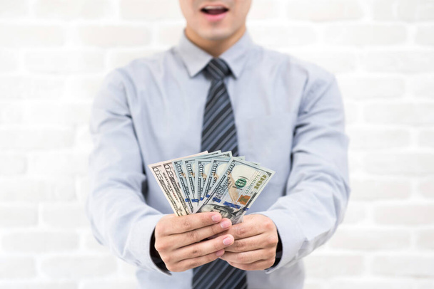 Счастливый бизнесмен только что получил долларовые деньги
 - Фото, изображение