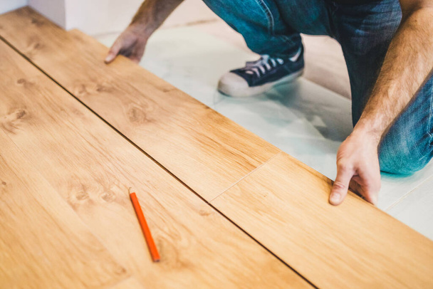 Flooring technology - laying of a floating laminate floor - eco-friendly finishing material - 写真・画像
