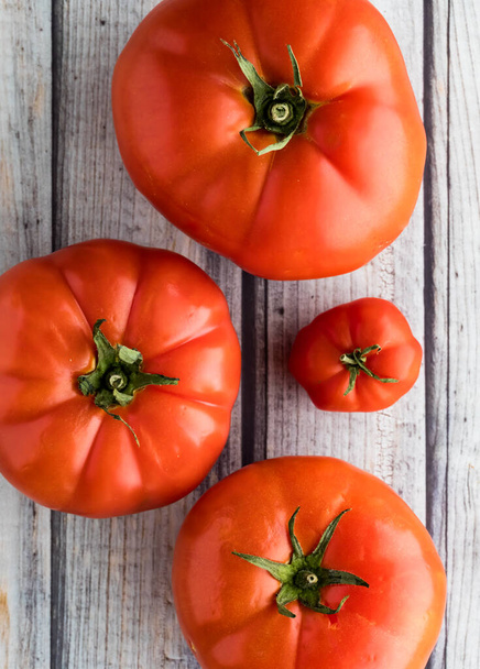 Una puesta plana de tomates herederos en diferentes formas y tamaños
. - Foto, Imagen