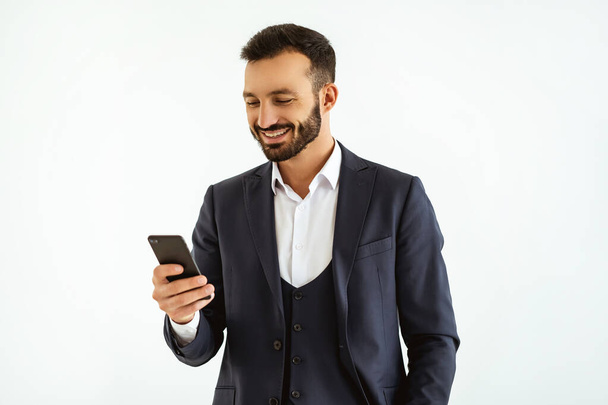 De gelukkige zakenman telefoons op de witte achtergrond - Foto, afbeelding