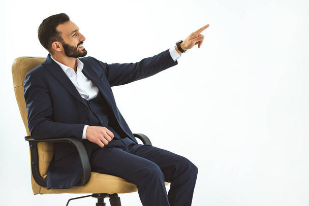 L'homme d'affaires heureux assis sur la chaise de bureau et gestuelle
 - Photo, image
