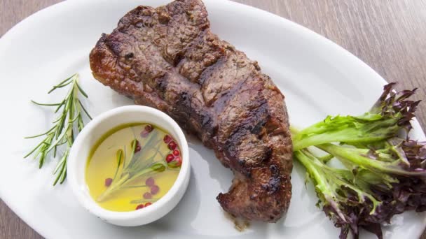 ízletes és lédús barbecue steak oldalsó ételekkel tálalva - Felvétel, videó