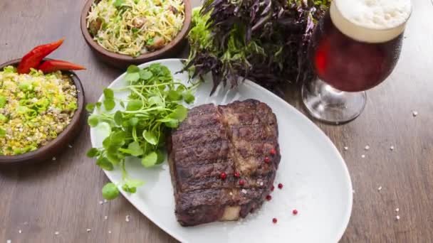 lahodný a šťavnatý grilovací steak podávaný s postranními jídly - Záběry, video