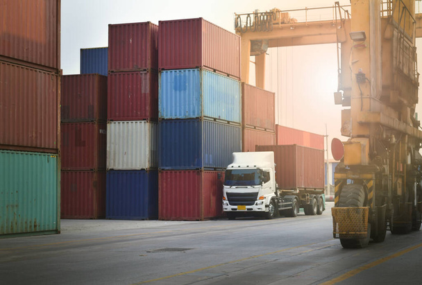 Nákladní kontejner z RTG v kontejnerovém skladu, kontejnerová logistika. - Fotografie, Obrázek