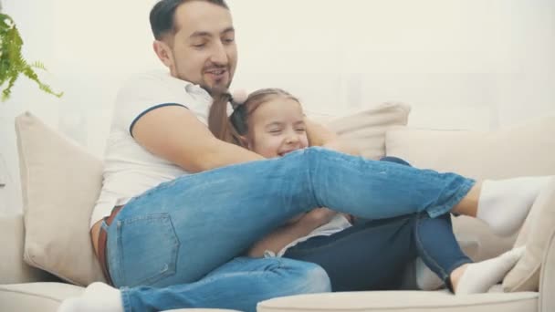 Dad hugging his daughter and feeling himself as a father in 4k video. - Materiał filmowy, wideo
