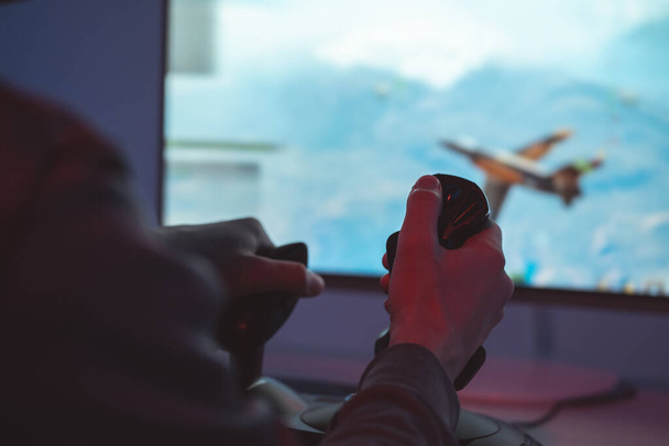 O jogador cara jogando videogame online em seu computador pessoal
 - Foto, Imagem