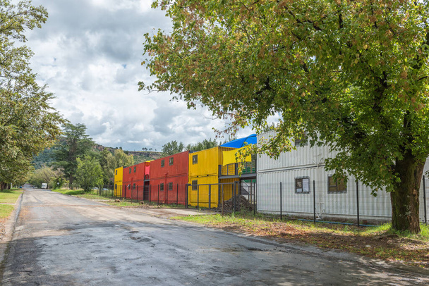 FICKSBURG, SUDÁFRICA - 20 DE MARZO DE 2020: Una escena callejera, con un parque de contenedores, que alberga pequeñas empresas, en Ficksburg, provincia del Estado Libre
 - Foto, imagen