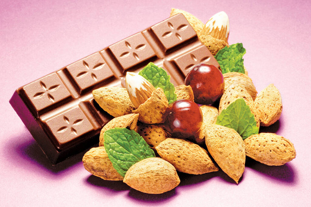 Suklaa baari manteli pähkinät ja greippi hedelmät
 - Valokuva, kuva