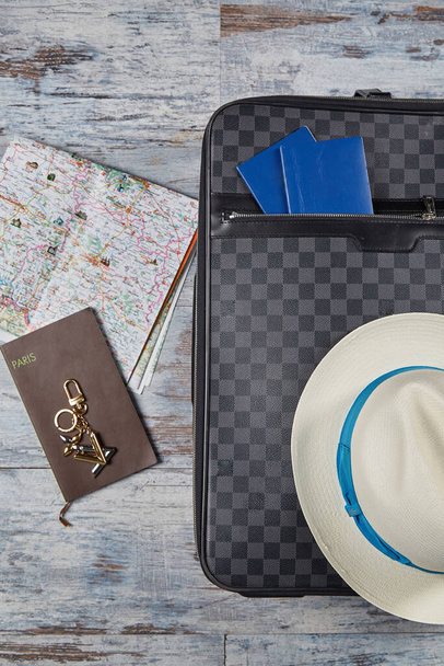Cappello, passaporto, tessera. Sdraiato su un pavimento di legno. Turismo
. - Foto, immagini