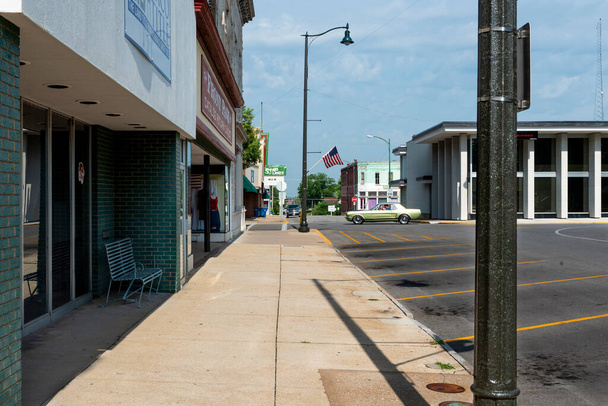 Carthage, Missouri, USA - July 6, 2014: View of a street in the city of Carthage, in the State of Missouri, USA. - Zdjęcie, obraz