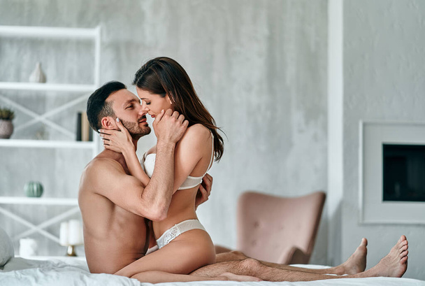 Pasjonujący mężczyzna i kobieta uprawiający seks w łóżku - Zdjęcie, obraz