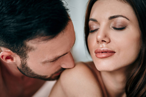 O homem atraente beijando mulher ombro
 - Foto, Imagem