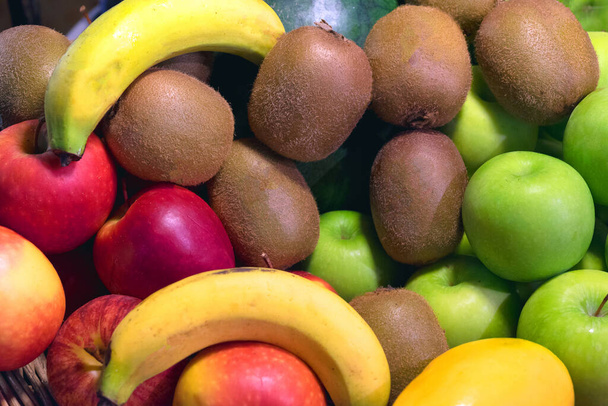 Fondo de fruta, muchas frutas frescas mezcladas, Fondo de muchas frutas exóticas diferentes
 - Foto, Imagen