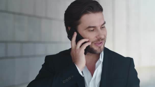 Businessman talking on cellphone on street. Man calling on smartphone in city - Video, Çekim