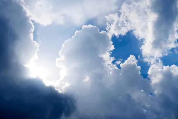 сонячні промені прориваються через блакитні хмари. концепція нової надії або духовного піднесення
 - Фото, зображення