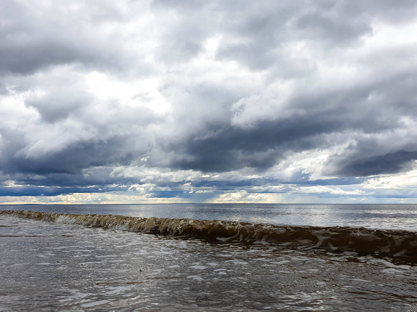 The harsh White sea. Cold summer day on Yagry island, Severodvinsk, Arkhangelsk region - Foto, Imagen