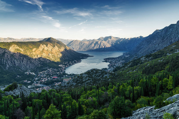 Sonnenaufgang-Panoramablick auf die Bergkette und die Bucht von Kotor, Montenegro. Blick von der Spitze der Serpentine. - Foto, Bild