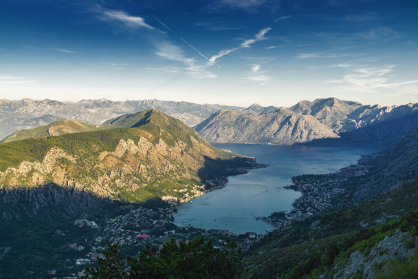 Sonnenaufgang-Panoramablick auf die Bergkette und die Bucht von Kotor, Montenegro. Blick von der Spitze der Serpentine. - Foto, Bild