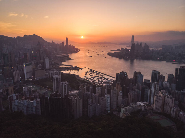 Μια εναέρια λήψη που καταγράφει το ηλιοβασίλεμα και τη μαγική ώρα στο Braemar Hill, Χονγκ Κονγκ - Φωτογραφία, εικόνα