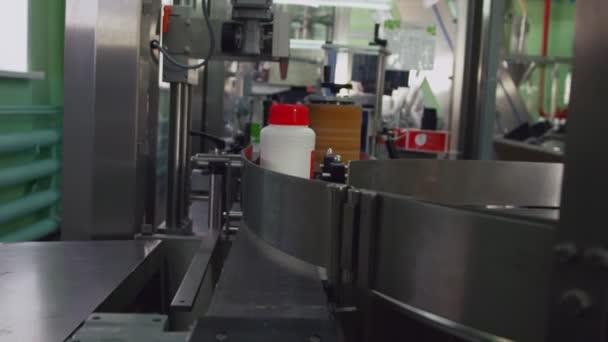 Nahaufnahme der Produktion von Medikamenten in Plastikflaschen auf automatischen Linien in einer pharmazeutischen Fabrik. - Filmmaterial, Video