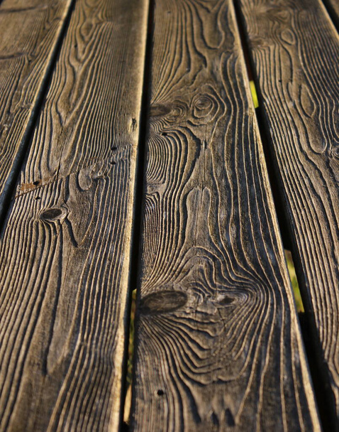 ブリティッシュコロンビア州の自然の森からカナダの木の穀物は、屋外の海辺のキャビンで何年もの天候の後の詳細の兆候を示すデッキボードとして使用されています. - 写真・画像