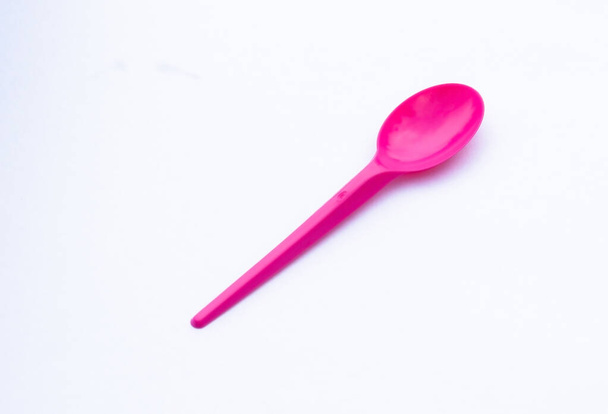 un cucchiaio di plastica rosa vibrante isolato su bianco
 - Foto, immagini