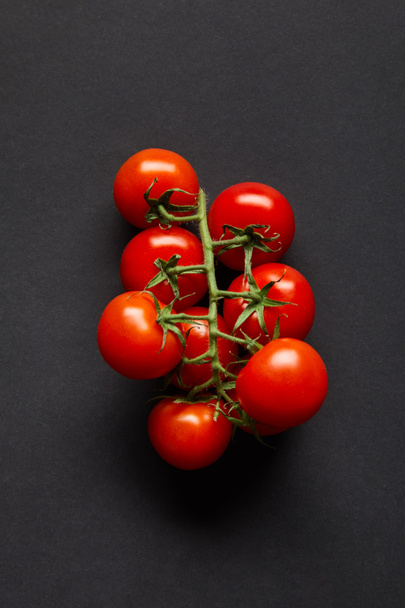 vista superior de tomates cherry maduros y frescos sobre negro
 - Foto, Imagen