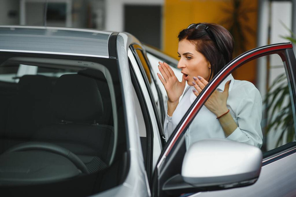 business woman in a car dealership. concept of successful woman - Foto, Bild