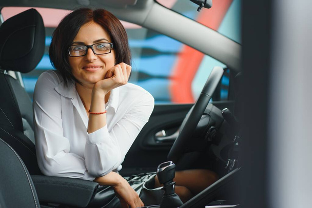 business woman in her new car - Zdjęcie, obraz