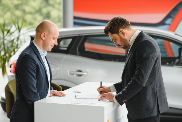 The seller and the buyer in the auto show - Photo, image