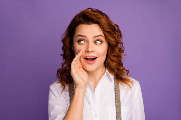 Closeup photo of curly attractive lady cheerful chatterbox person hold arm near mouth telling secret information people crowd wear white shirt suspenders isolated purple color background - Valokuva, kuva