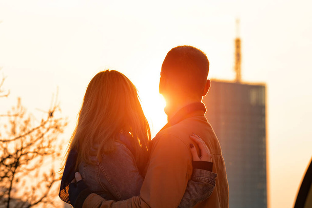 Silhouetten eines Paares bei Sonnenuntergang / Sonnenaufgang. - Foto, Bild