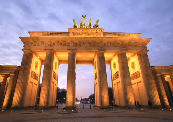 Brama Brandenburska jest zabytkiem w Berlinie, Niemcy - Zdjęcie, obraz