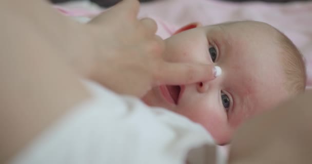 Yakın plan çekim. Anne parmağıyla bebek burnuna dokunuyor. 4K - Video, Çekim