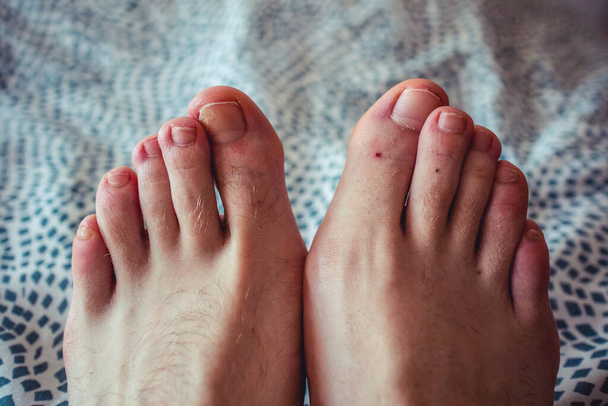 Zwei junge Füße auf einem Bett - Foto, Bild