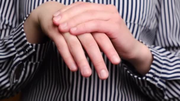 Κοντινό πλάνο γυναικείων χεριών που κρατούν τον επώδυνο καρπό της που προκαλείται από παρατεταμένες εργασίες γραφείου στο φορητό υπολογιστή. Αρθρίτιδα, σύνδρομο καρπιαίου σωλήνα, έννοια νευρολογικής νόσου. Μούδιασμα των χεριών - Πλάνα, βίντεο