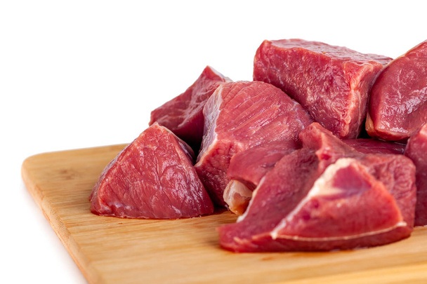 Carne crua picada em tábua de madeira isolada em fundo branco, comida
 - Foto, Imagem