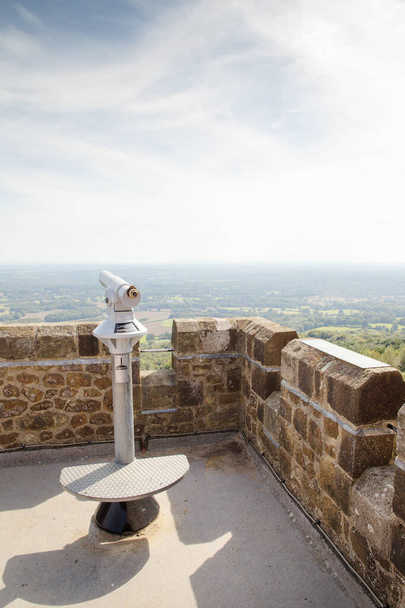 Teleskop an der Spitze eines Turms in Surrey mit Blick auf Landschaft und Heide von England - Foto, Bild